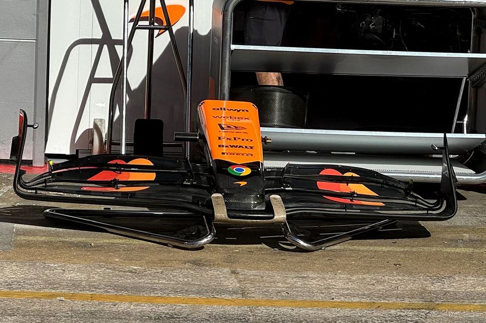 McLaren MCL39, front wing