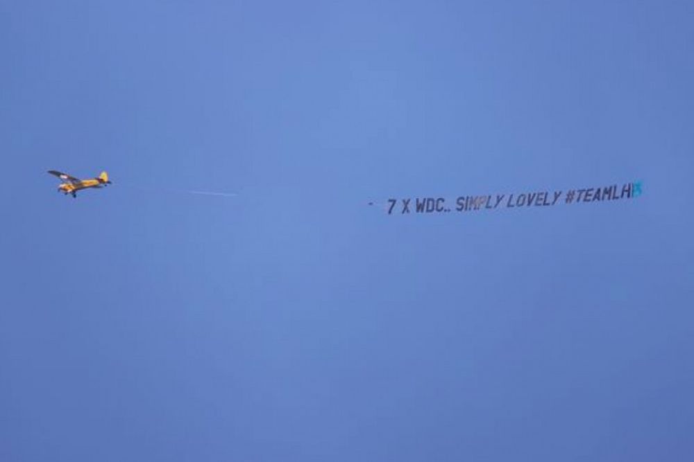 Bir F1 hayranı, Hamilton'a desteğini göstermek için uçak kiraladı