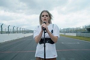 Davina Michelle zingt volkslied voorafgaand aan Dutch GP 2021