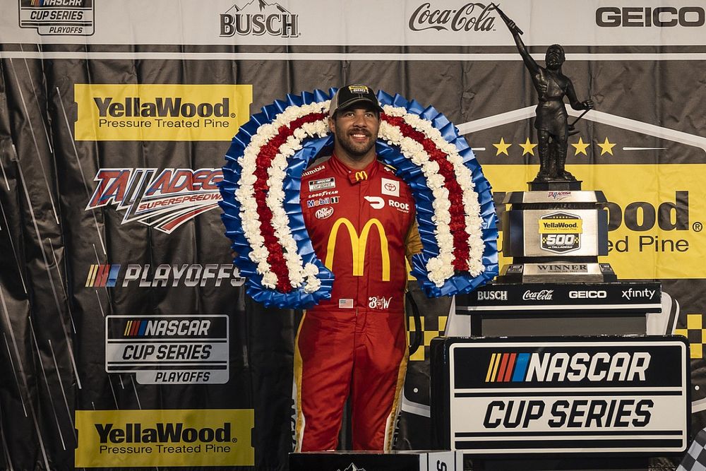 Одиозный афроамериканец впервые выиграл гонку NASCAR