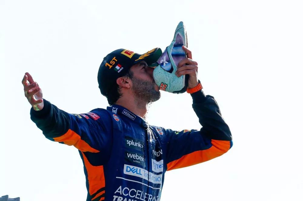 Daniel Ricciardo, McLaren, 1e positie, doet een shoey op het podium