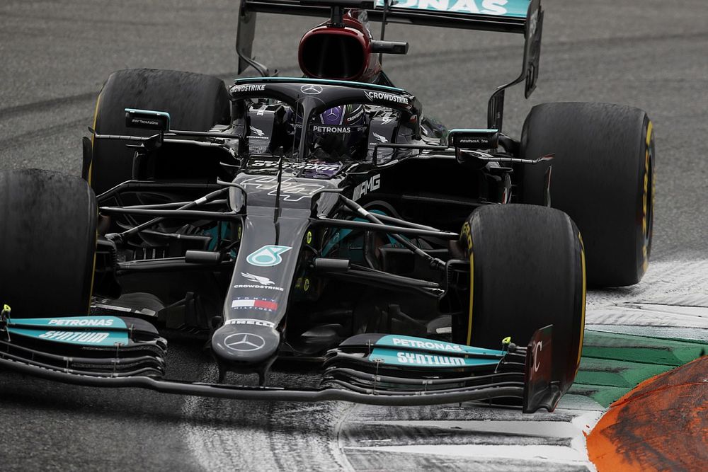 A Mercedes már ezen a hétvégén bevállalhatja a motorcserét és a büntetést Hamiltonnal