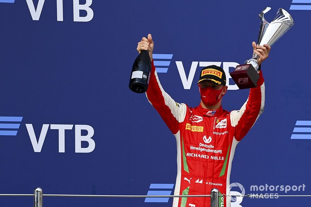 Podio: ganador de la carrera Mick Schumacher, Prema Racing celebra