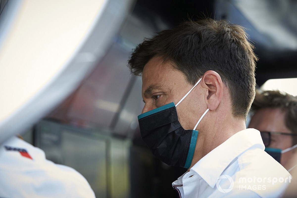 Wolff says Hamilton penalties in Russia "far-fetched"
