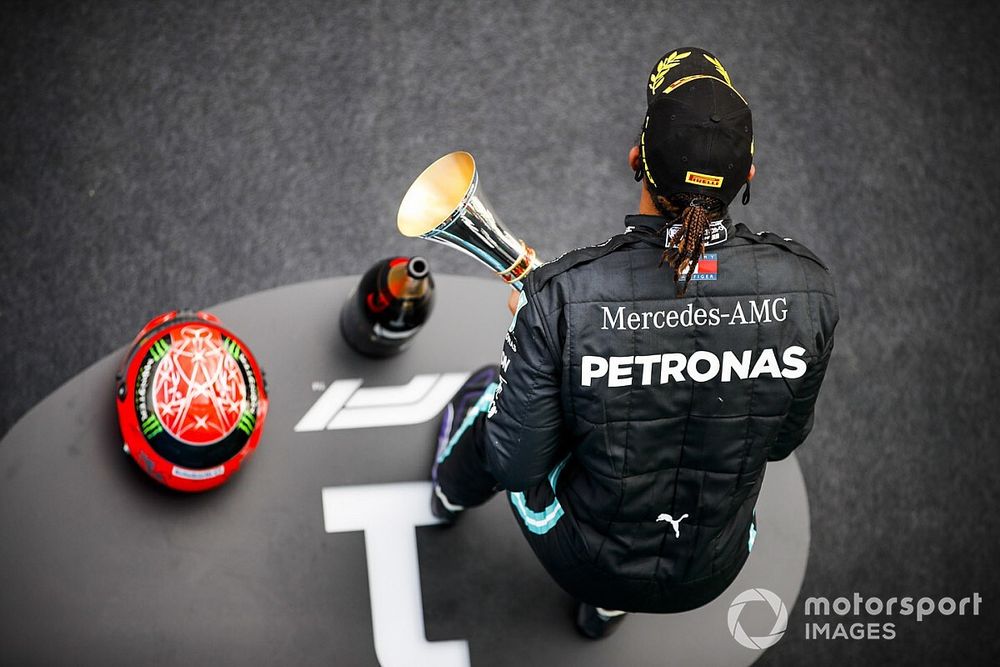 Lewis Hamilton, Mercedes-AMG F1, 1st position met de helm van Michael Schumacher