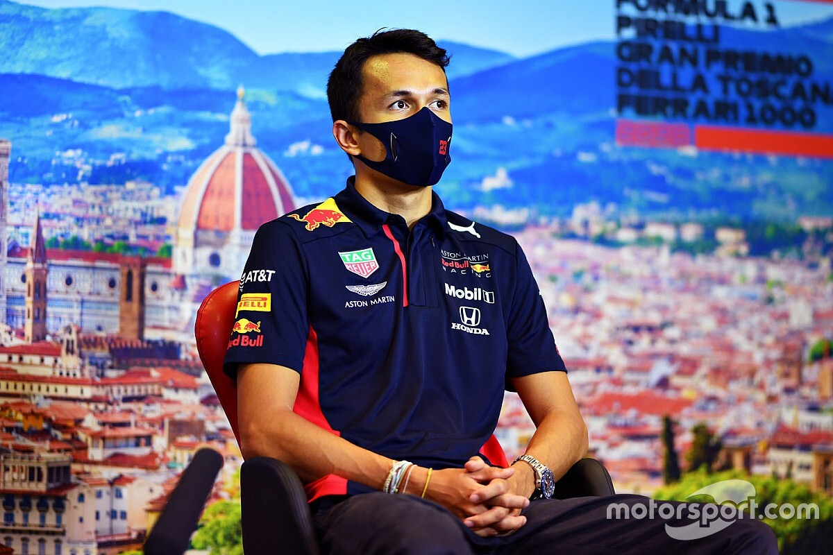 Albon evita ler especulações da imprensa sobre futuro na F1: “Prefiro usar esse tempo para jantar, ver Netflix”