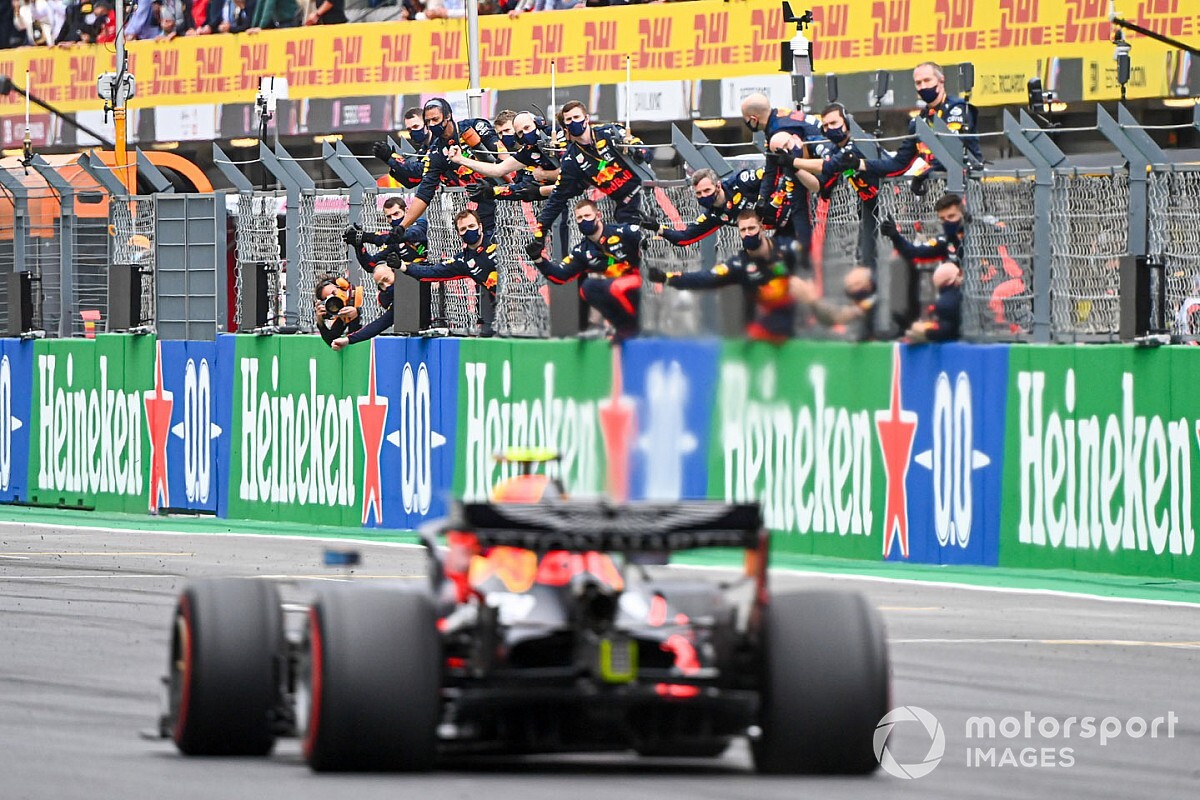 Verstappen: "Pérez se sacó a sí mismo de la carrera"