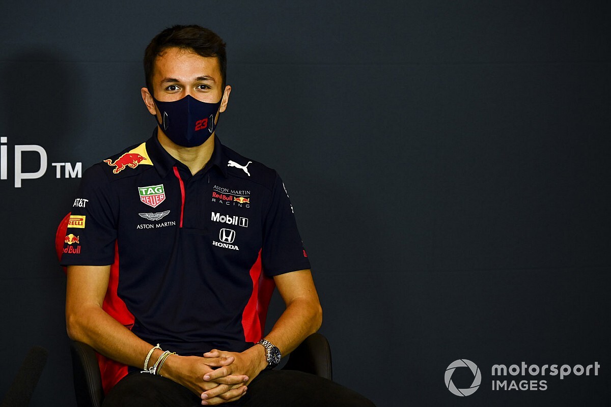 Villeneuve detona Albon: "Pior segundo piloto da Red Bull de todos os tempos”