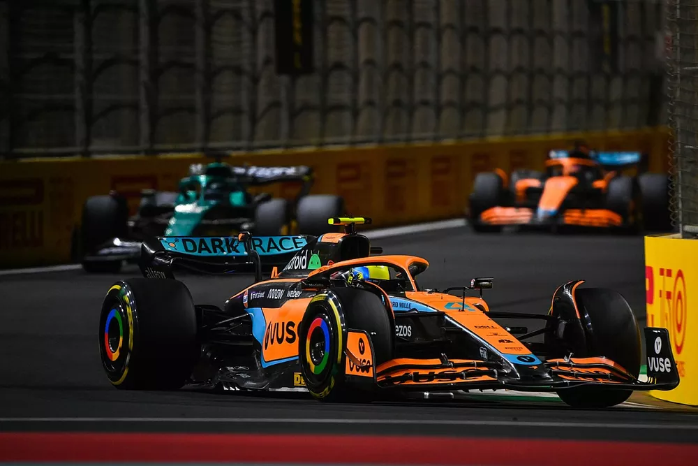 Lando Norris, McLaren MCL36, Lance Stroll, Aston Martin AMR22
