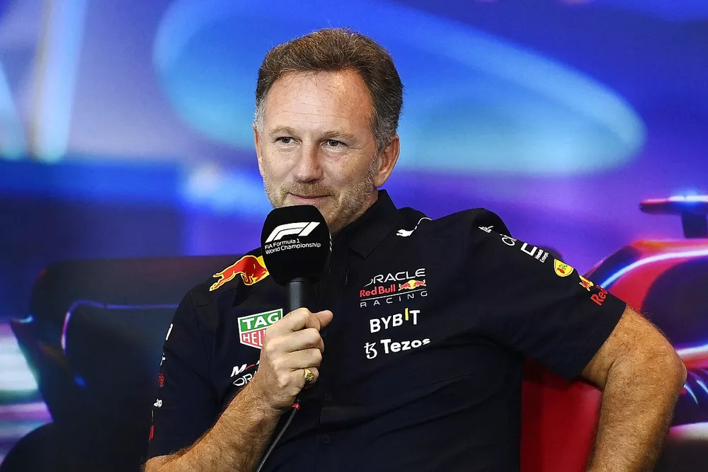 Christian Horner, Team Principal, Red Bull Racing, woont de persconferentie bij. 