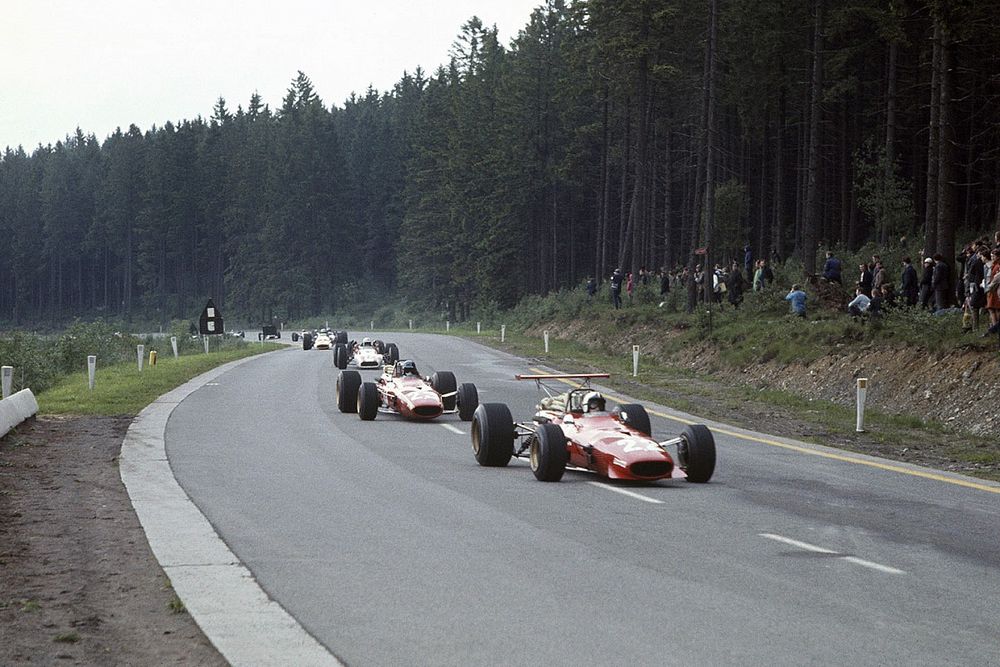 За 50 лет до Сайнса с Леклером в Ferrari выступали гонщики еще младше. Мы их нашли