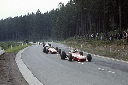 За 50 лет до Сайнса с Леклером в Ferrari выступали гонщики еще младше. Мы их нашли