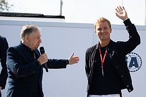 Megható gesztussal segített Rosberg egy szurkolónak