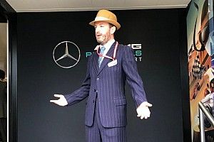 Mercedes: il personale del team vestito Anni '50