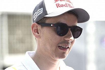 Lorenzo: “Por cómo trabaja, Márquez se merece todo lo que está ganando”