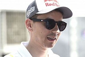 Lorenzo: “Por cómo trabaja, Márquez se merece todo lo que está ganando”