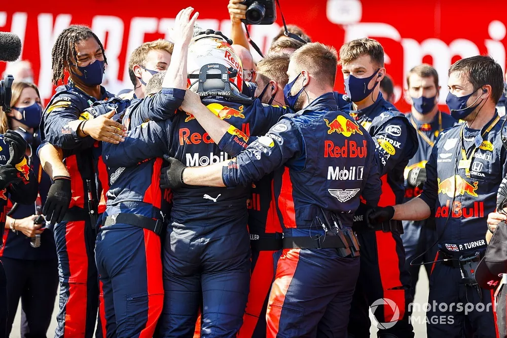 Le vainqueur Max Verstappen, Red Bull Racing f&ecirc;te sa victoire avec ses m&eacute;caniciens dans le parc ferm&eacute;   