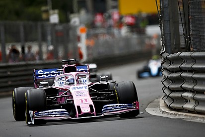 Perez rijdt bijna twee marshals omver: “Ze hebben geluk gehad”