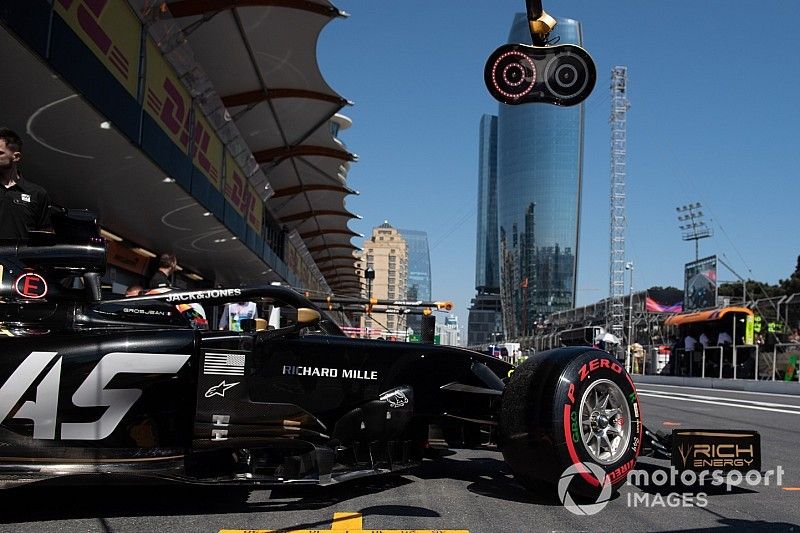 Romain Grosjean, Haas F1 Team VF-19, sort du garage