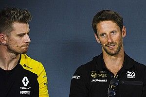 Videón, ahogyan Grosjean és Gasly majdnem összeütközik egymással
