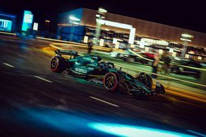 Vídeo: Aston Martin F1 se luce en la noche saudí con Jessica Hawkins y Alonso