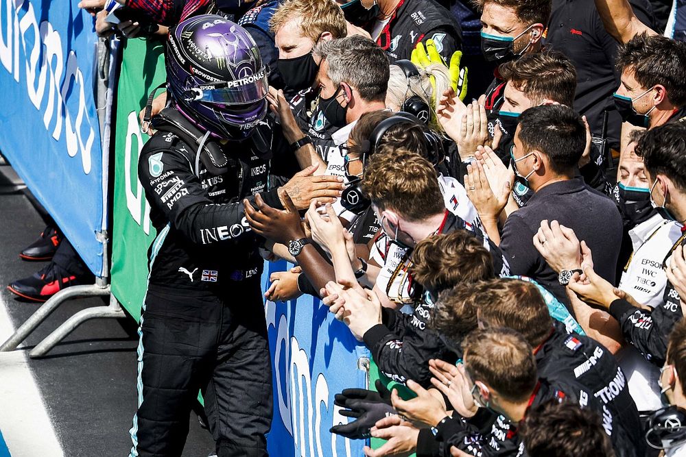 Ganador de la carrera Lewis Hamilton, Mercedes celebra con el equipo