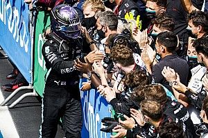 Hamilton dudó si desobedecer la estrategia ganadora de Mercedes