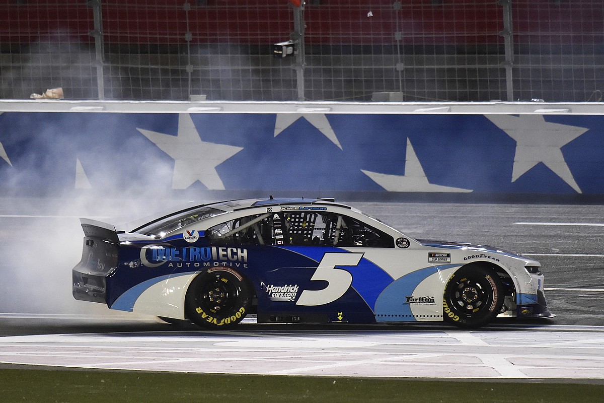 Kyle Larson gana en Charlotte y establece récord para Hendrick