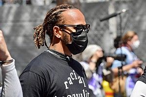 VIDEO: Hamilton gooit zichzelf uit vliegtuig