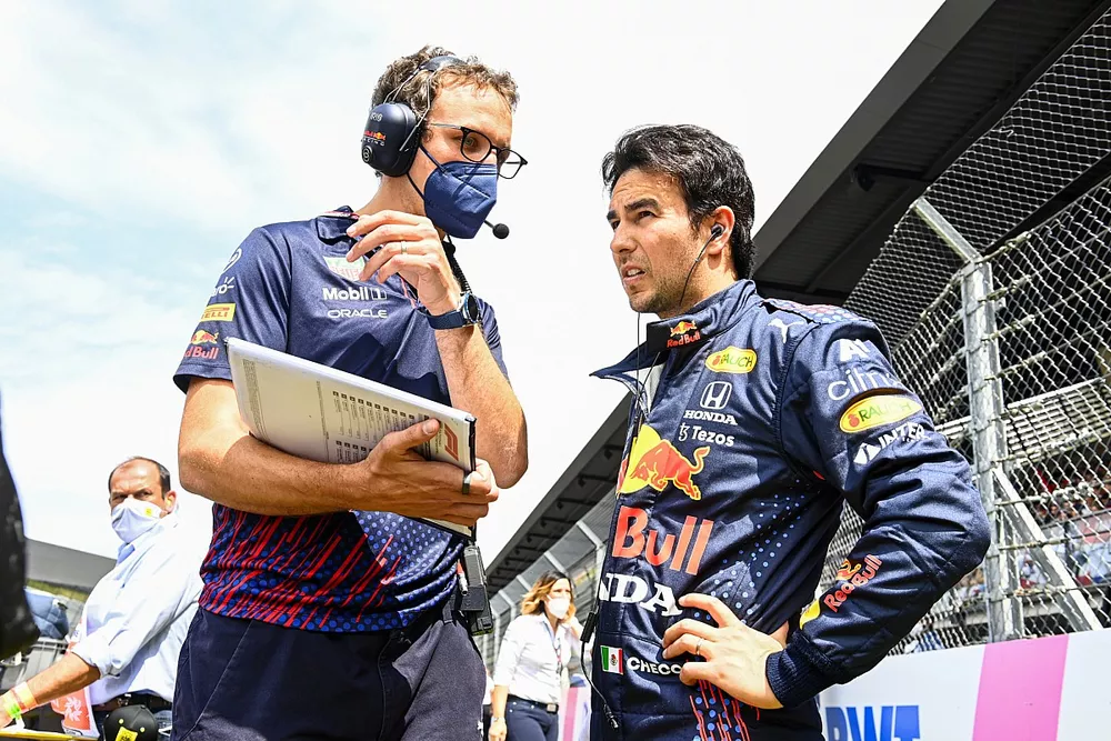 Sergio P&eacute;rez, Red Bull Racing, en la parrilla con su ingeniero
