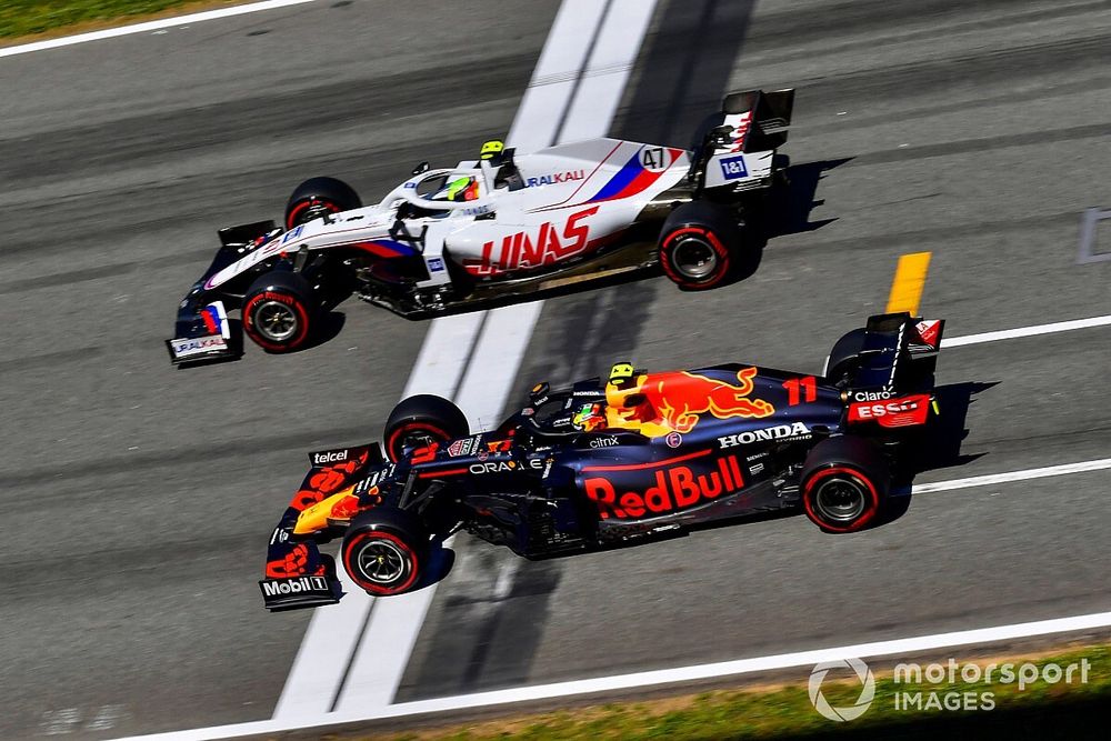 Mick Schumacher, Haas VF-21, Sergio Perez, Red Bull Racing RB16B