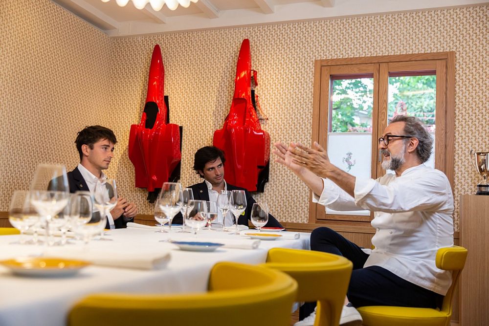 Charles Leclerc, Carlos Sainz e Massimo Bottura