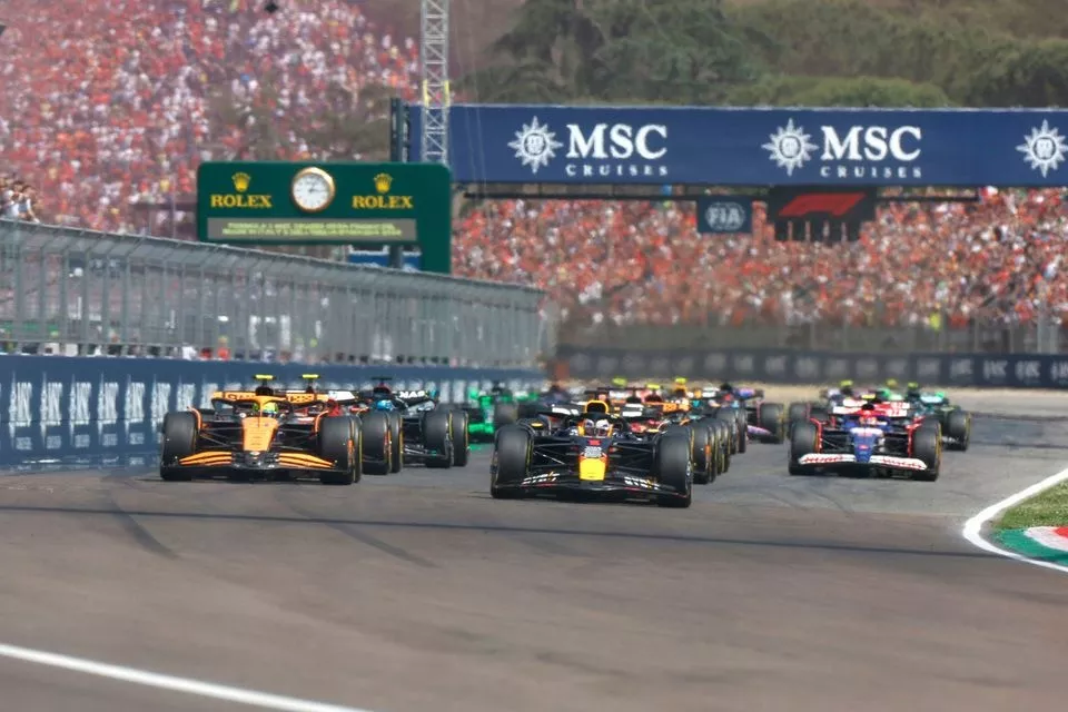 Max Verstappen, Red Bull Racing RB20, Lando Norris, McLaren MCL38, Carlos Sainz, Ferrari SF-24, Charles Leclerc, Ferrari SF-24, Yuki Tsunoda, RB F1 Team VCARB 01, il resto dello schieramento al via