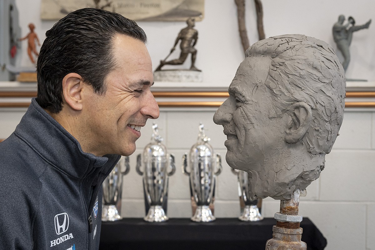 Castroneves modela para su cuarto retrato de Borg-Warner Castroneves modela para su cuarto retrato de Borg-Warner