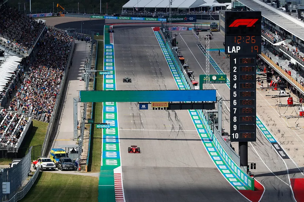 Charles Leclerc, Ferrari SF21, Lance Stroll, Aston Martin AMR21