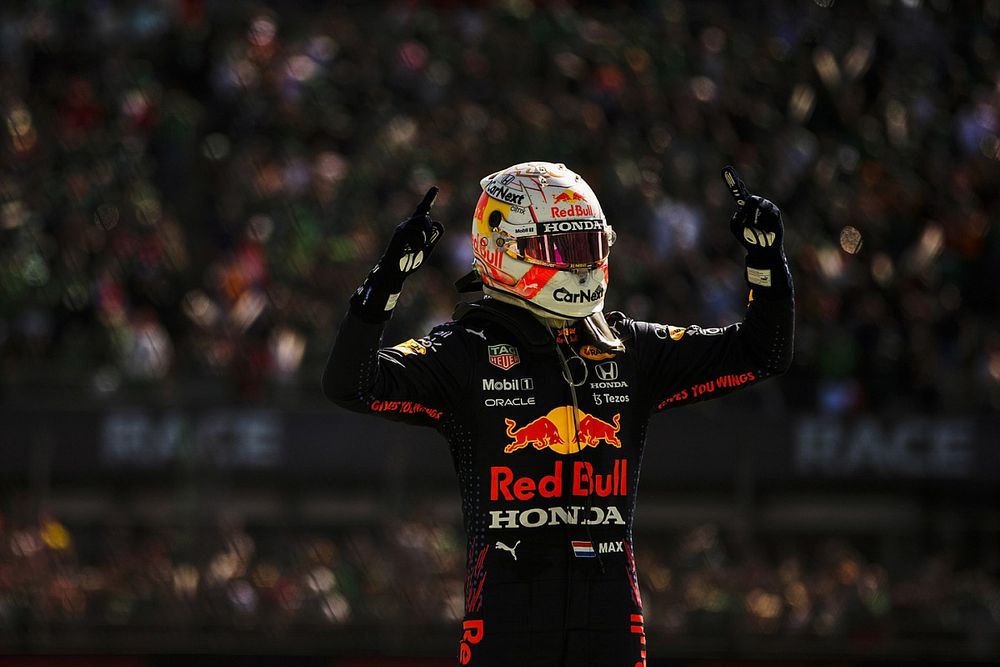 Le vainqueur Max Verstappen, Red Bull Racing, fête dans le parc fermé