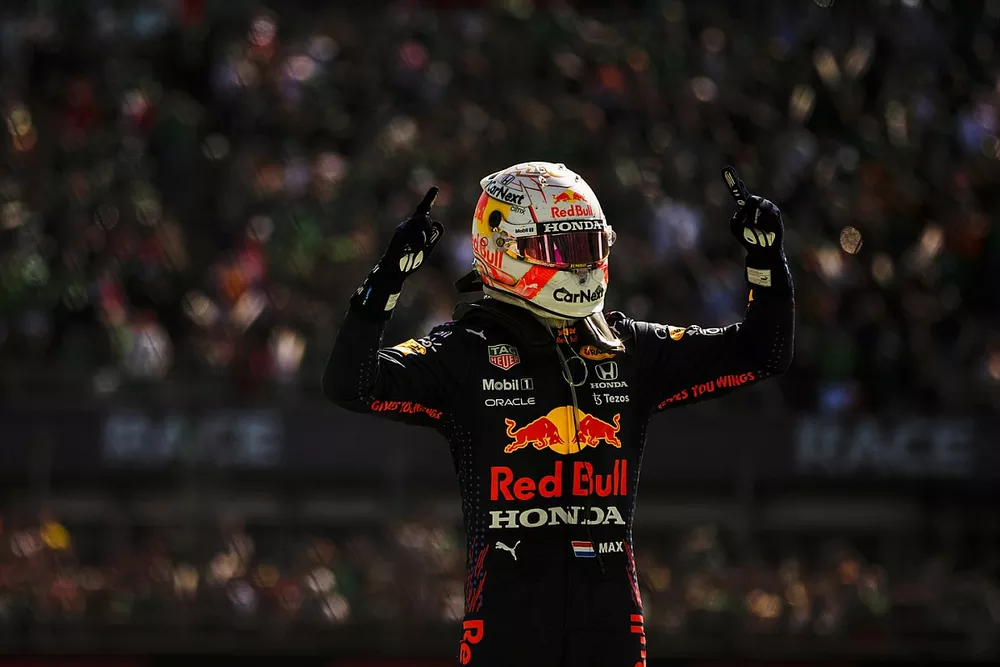 Le vainqueur Max Verstappen, Red Bull Racing, f&ecirc;te dans le parc ferm&eacute;