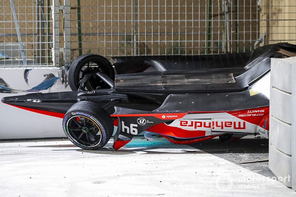 La voiture d'Alex Lynn, Mahindra Racing, M7Electro, à l'envers après son accident