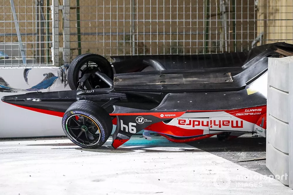 La voiture d'Alex Lynn, Mahindra Racing, M7Electro, &agrave; l'envers apr&egrave;s son accident