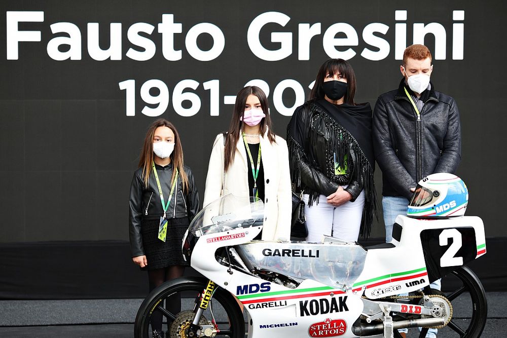 Il minuto di silenzio in onore di Fausto Gresini