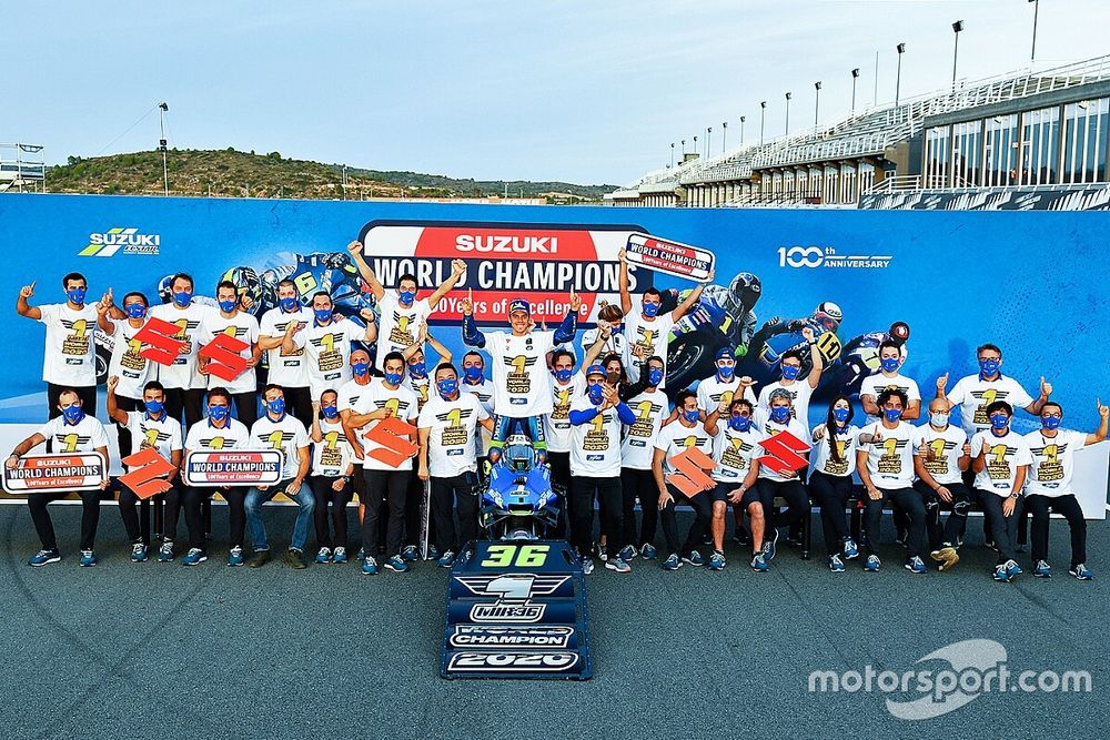 World Champion 2020: Joan Mir, Team Suzuki MotoGP poses with his team