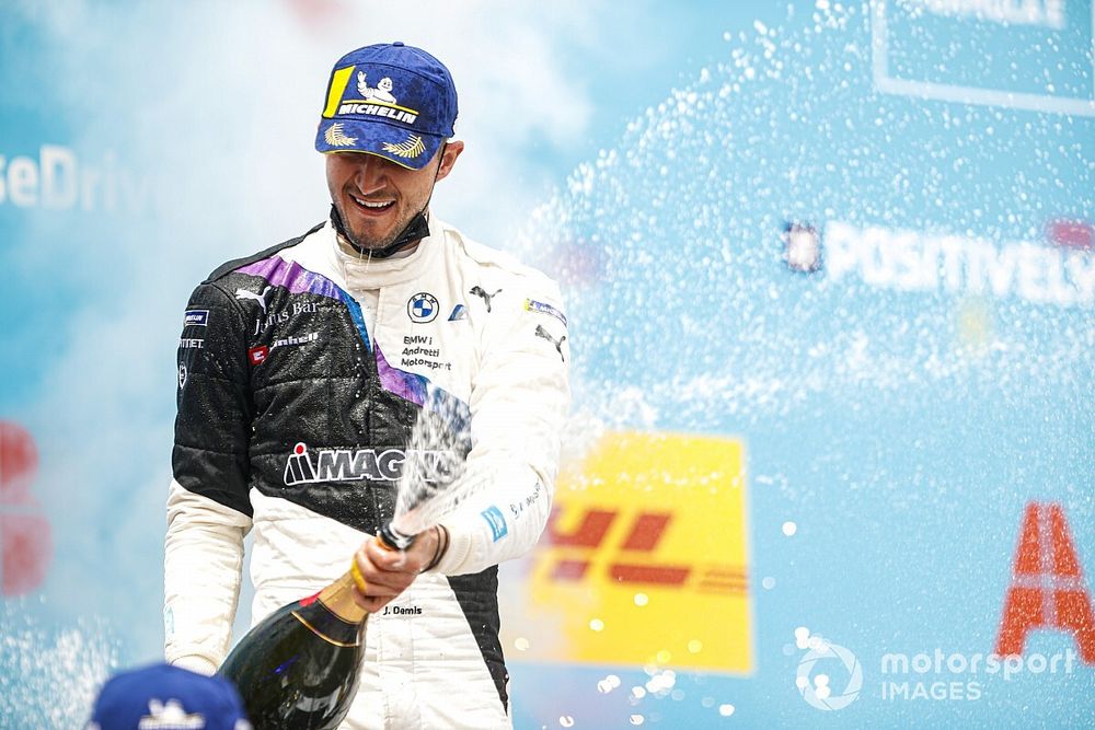 Jake Dennis, BMW i Andretti Motorsport, 1st position, sprays the victory Champagne