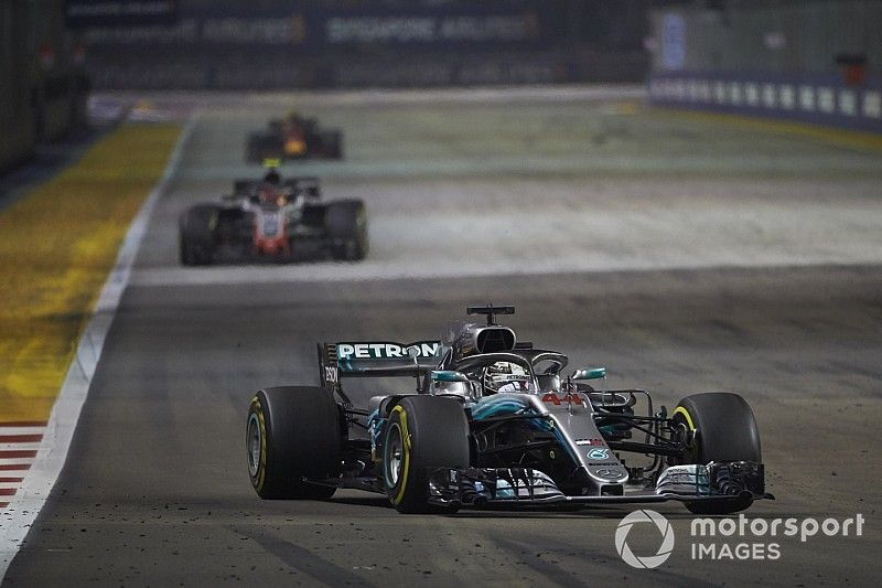 Lewis Hamilton, Mercedes AMG F1 W09 EQ Power+, Kevin Magnussen, Haas F1 Team VF-18, y Max Verstappen, Red Bull Racing RB14