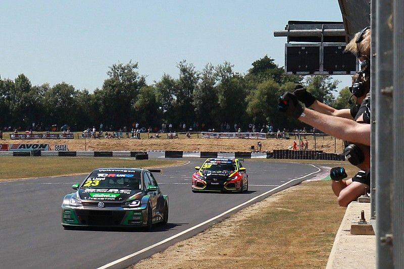 Daniel Lloyd, WestCoast Racing, Volkswagen Golf GTI TCR, davanti ad Ollie Taylor, Pyro Motorsports, Honda Civic Type R TCR FK7