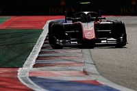 Расселл выиграл дождевой спринт в Сочи, Норрис потерял шансы на титул