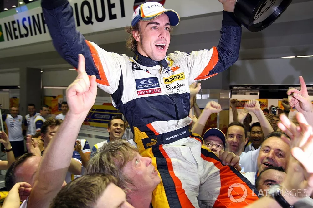 Fernando Alonso, Renault F1 Team celebra la victoria con el equipo