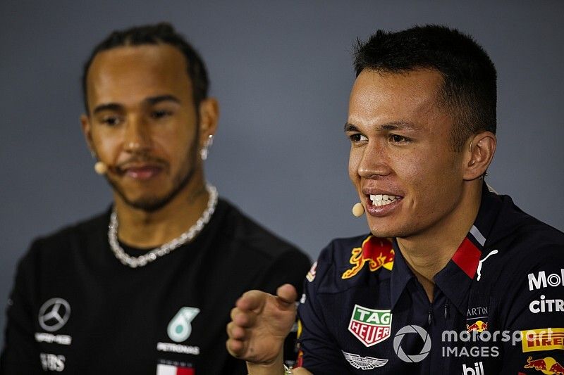 Hamilton looft Albon: “Hopelijk blijft Red Bull hem steunen”