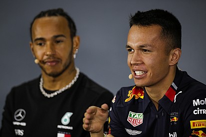 Hamilton looft Albon: “Hopelijk blijft Red Bull hem steunen”