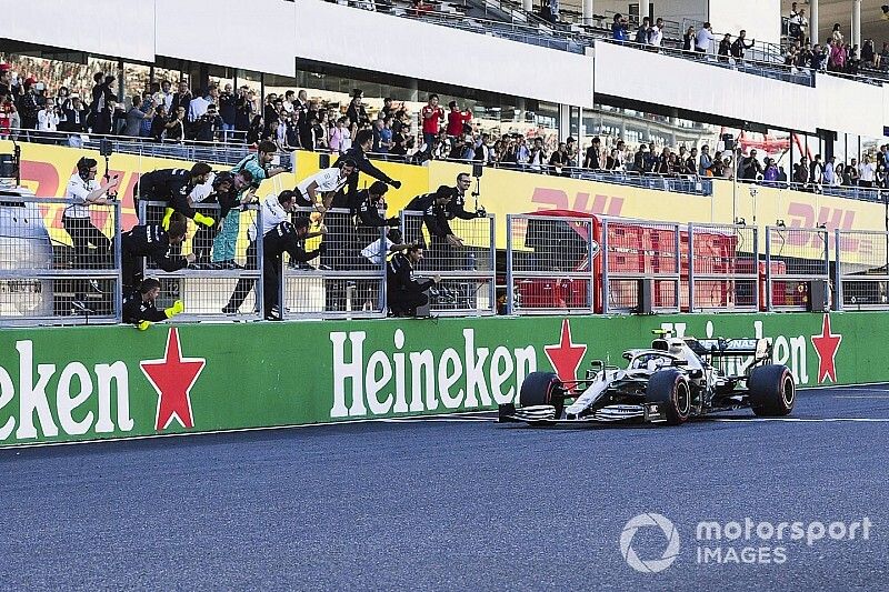 Race winner Valtteri Bottas, Mercedes AMG W10 crosses the finish line