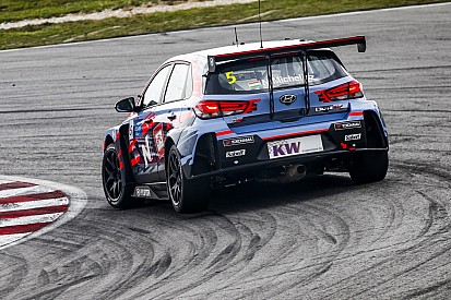 Михелис выиграл первую гонку WTCR на «Сепанге»